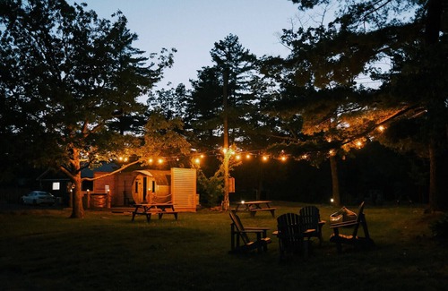 Havelock-Belmont-Methuen Ski Chalet | The Trace at Oak Lake - Chalet #14 Queen Studio