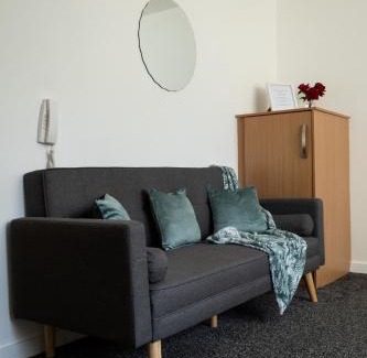Old Trafford Apartment | The Trafford Luxe , Garage Parking, Self Check-in Anytime - Perfect for Late Arrivals, Ultra- Fast Wi-Fi, 5 mins to Old Trafford Stadium