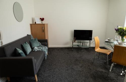 Old Trafford Apartment | The Trafford Luxe , Garage Parking, Self Check-in Anytime - Perfect for Late Arrivals, Ultra- Fast Wi-Fi, 5 mins to Old Trafford Stadium