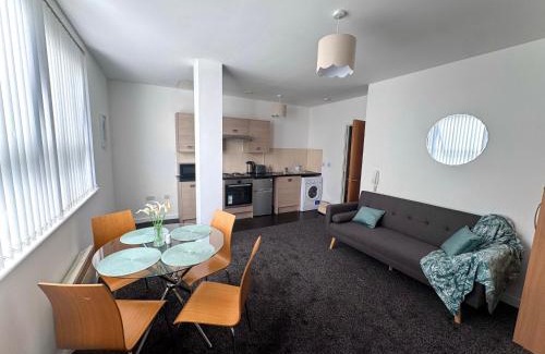 Old Trafford Apartment | The Trafford Luxe , Garage Parking, Self Check-in Anytime - Perfect for Late Arrivals, Ultra- Fast Wi-Fi, 5 mins to Old Trafford Stadium