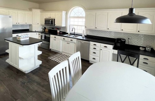 Bentonville House | The Trail House ~ Bike In/Bike Out Coler + Hot Tub