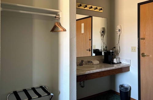 Stanton Hotel | The Trail Inn - Stanton IA - Halland Ave