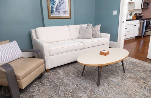 Roanoke Apartment | The Trailway Suite - The Historic Winona House