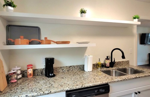 Tazewell Apartment | The Traveler on Main - Suite #3- Across the Street from Back of the Dragon!