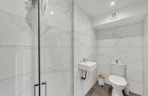 Shacklewell Apartment | The Traveler's Wanderlust Studio