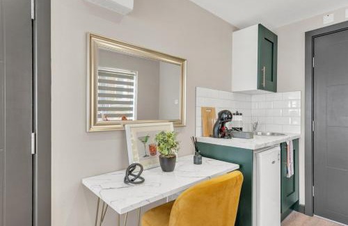 Shacklewell Apartment | The Traveler's Wanderlust Studio