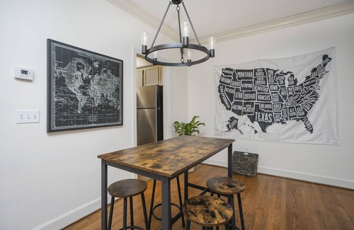 West End House | "The Traveller" 2bd Townhome off WEST END! 8 min ->DT!