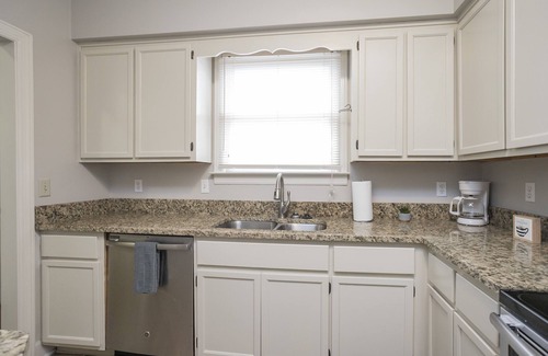 West End House | "The Traveller" 2bd Townhome off WEST END! 8 min ->DT!