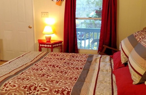East Lyme House | The Tree House (Cottage 7)