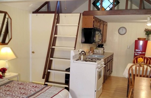 East Lyme House | The Tree House (Cottage 7)