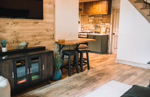 Sugarcreek Cabin | The Treehouse @Brandywine Grove