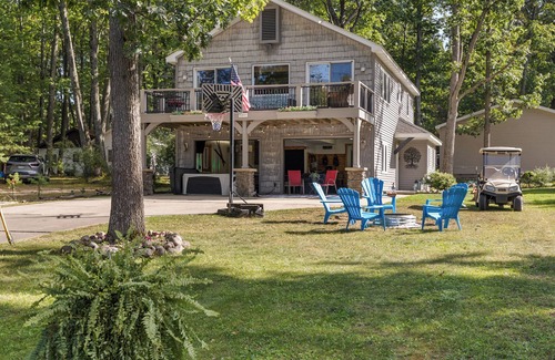 Higgins Lake House | The Treehouse @ Higgins Lake-HOT TUB- Fireplace-PetFriendly-3 min to the lake