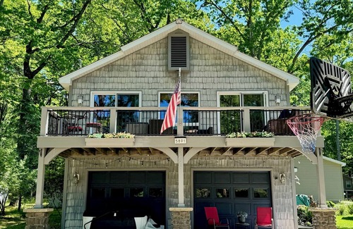 Higgins Lake House | The Treehouse @ Higgins Lake-HOT TUB- Fireplace-PetFriendly-3 min to the lake