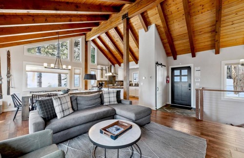 Kingswood Estates Cabin | The Treehouse: Hot Tub, New Remodel, EV Charger, 3 King Beds, 2 En Suites