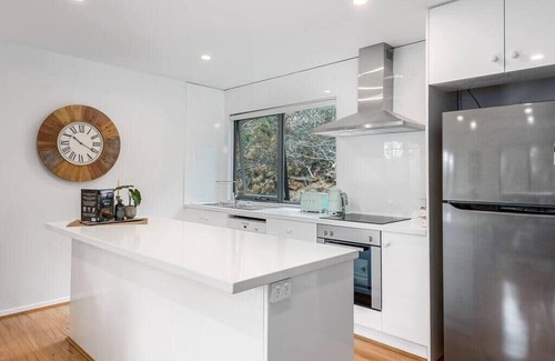 Taroona Apartment | "The Treetops Nest" self contained apartment.