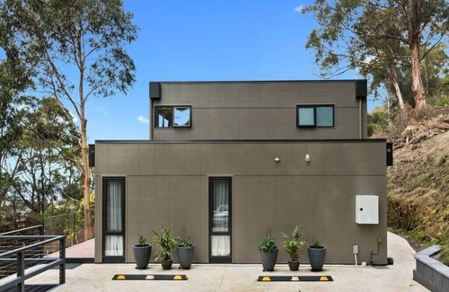 Taroona Apartment | "The Treetops Nest" self contained apartment.