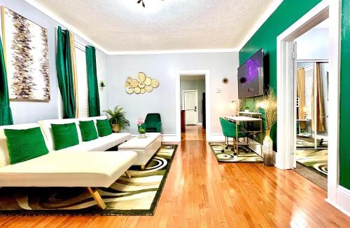 Tremont House | The Tremont Emerald - By Christmas Story House - Historic Charm & Modern Comfort Near Downtown With Parking, 300MB Wifi & Self Check-In