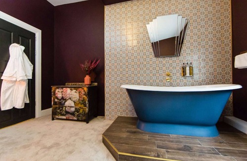 Askrigg Apartment | The Tricky Woo Suite at Skeldale House