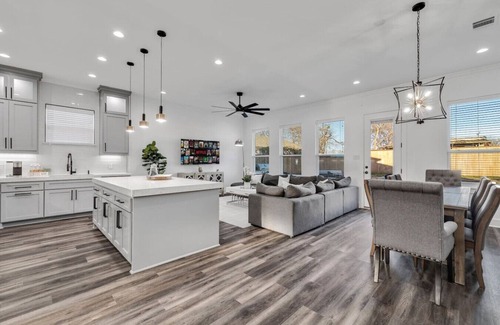 West Dallas House | The Trinity: Hot tub/pool/Arcade/10 min Downtown