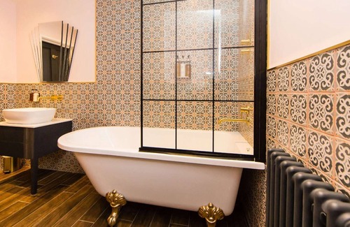 Askrigg Apartment | The Tristan Suite at Skeldale House