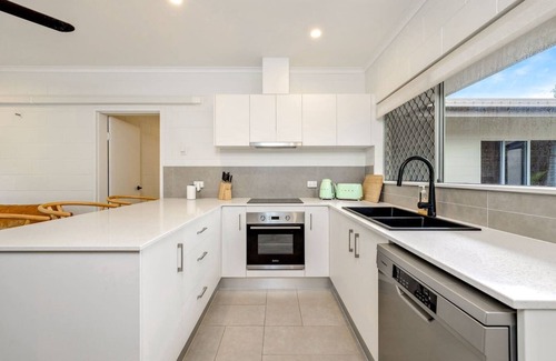 Trinity Beach Apartment | The Tropical Trinity A Breezy Beachside Getaway