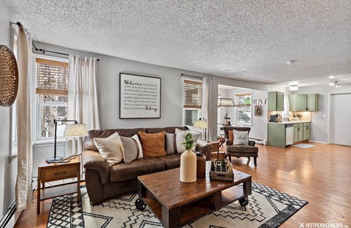Turnagain House | The Turnagain House Bright & Cozy Near Airport