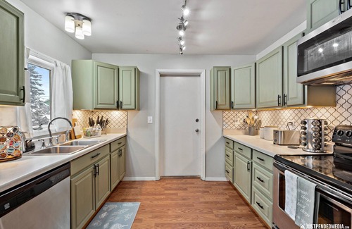 Turnagain House | The Turnagain House Bright & Cozy Near Airport