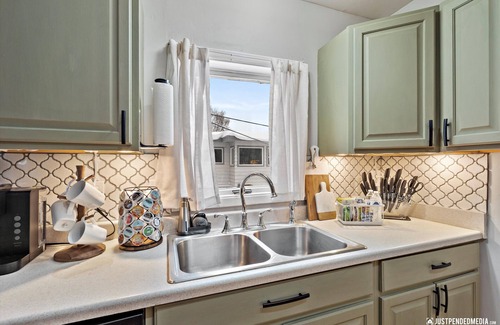 Turnagain House | The Turnagain House Bright & Cozy Near Airport