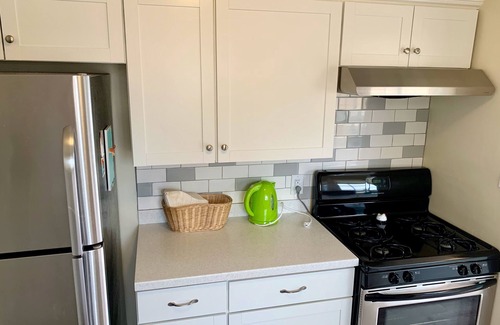 Nob Hill House | The Turquoise Cat Nob Hill 3 bedrooms 2 bathrooms garage private yard Fast WiFi