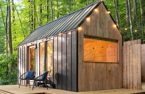 Sylva House | The Twig, Outdoor Shower, Deck, and Cozy Chimney!
