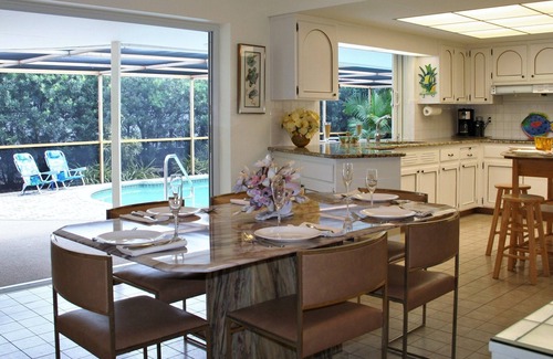 Harbour Inlet House | The Twin Dolphins: Walk to the beach. Private, screened-in pool. Spacious house.