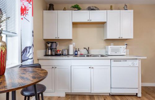 Southeast Salem Apartment | The Twin Flats, Audrey and Far East Escape