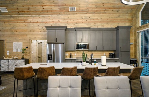 Broken Bow Cabin | The Twisted Pine | New 3BR Cabin w/Hot Tub, Game Loft, Fireplace, Firepit, & Kids Playset