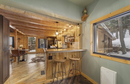 Coal Creek Cabin | The Tyrolean Cabin. Panoramic Views. Hot Tub. Near Hiking, Biking and Skiing.