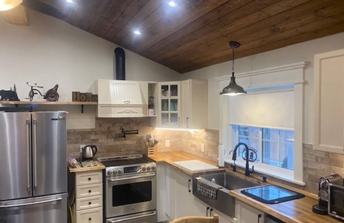 South Bruce Peninsula Cottage | The Ultimate Escape: Hot Tub, Workout Room & Spacious Outdoors