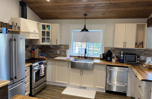 South Bruce Peninsula Cottage | The Ultimate Escape: Hot Tub, Workout Room & Spacious Outdoors