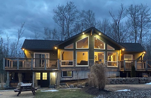 South Bruce Peninsula Cottage | The Ultimate Escape: Hot Tub, Workout Room & Spacious Outdoors