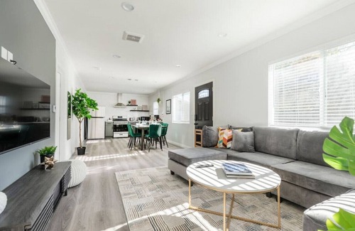 South San Gabriel House | The Ultimate Family Haven near LA - 3-bedroom Luxury with Central AC, Fully-Equipped Kitchen, Fast Internet, and Laundry Ease.