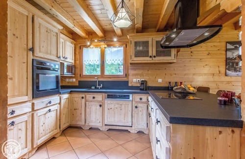 Les Carroz-d'Araches Ski Chalet | The ultimate Grand-Massif escape: Charm, comfort and slopes at your fingertips!