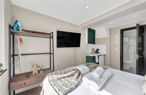 Shacklewell Apartment | The Ultimate Hangout Studio