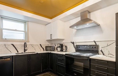Ahuntsic Apartment | The Unforgettable | Metro | AC | TV | Renovated