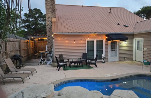 Mobile House | The University of South Alabama Poolside Getaway🇺🇲Veteran Owned ⚓️