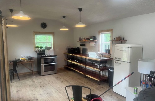 Kingston Cottage | The Unplug & Unwind Cabin - Pet Friendly