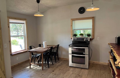 Kingston Cottage | The Unplug & Unwind Cabin - Pet Friendly
