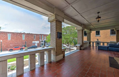 Siloam Springs House | The Uptown Suite @ The Historic Connely Harrington