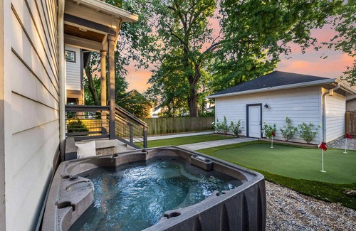 Hope Gardens House | The Urban Farmhouse - Hot Tub & Sauna!