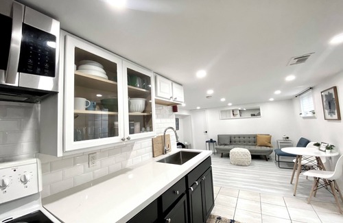 Brampton West House | THE URBAN HIDEAWAY | Spacious & Stunning 2-bedroom