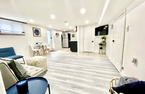 Brampton West House | THE URBAN HIDEAWAY | Spacious & Stunning 2-bedroom