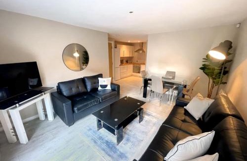Chinatown Apartment | The Urban Retreat sleeping 6 guests with Parking & Balcony