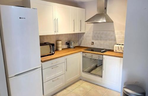 Chinatown Apartment | The Urban Retreat sleeping 6 guests with Parking & Balcony